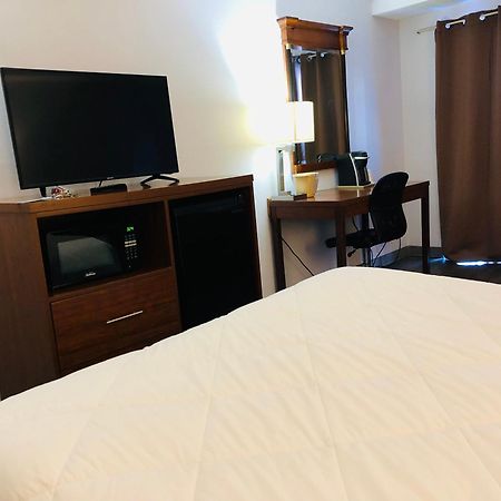 Travelodge By Wyndham Уеланд Екстериор снимка